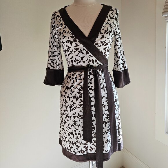 Diane Von Furstenberg Dresses & Skirts - Diane Von Furstenberg Silk Wrap Dress, size 10, EUC, Like New